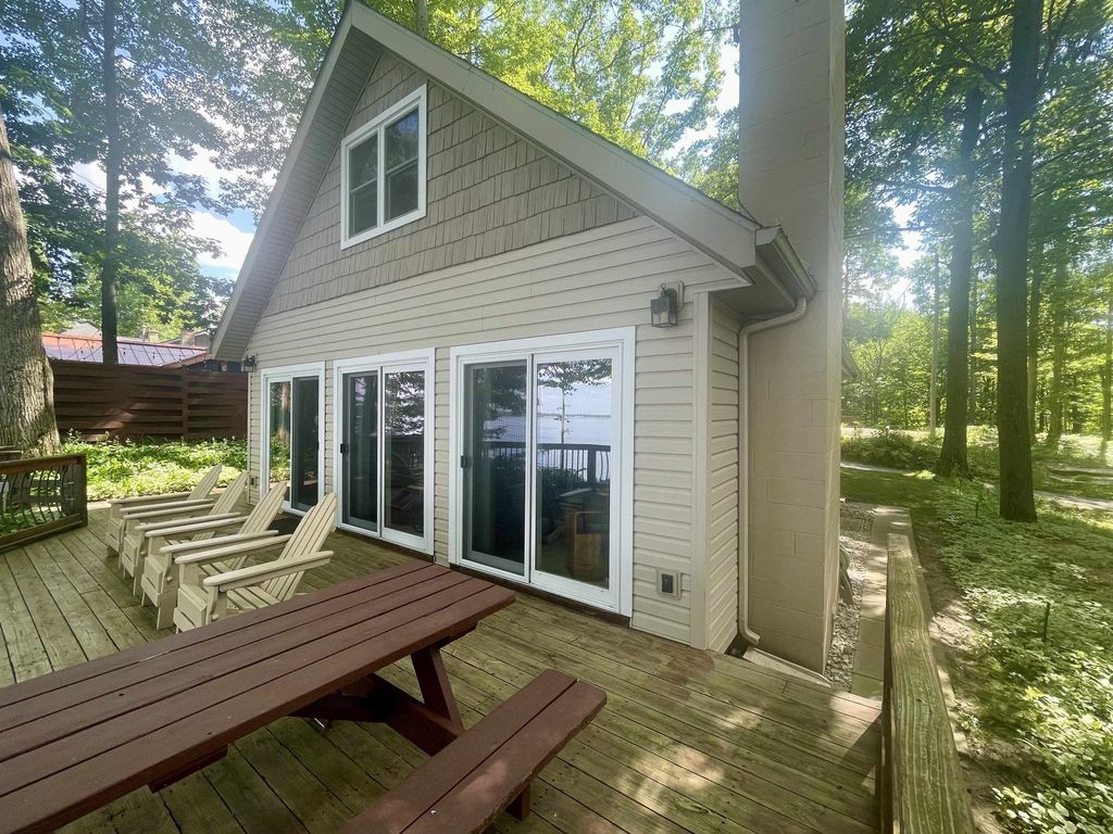 1504 S Birchaven, Lake township