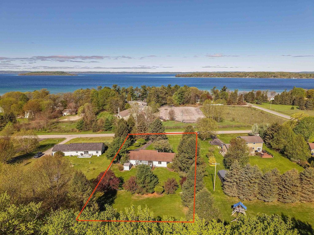 13686 Hedeen, Peninsula township