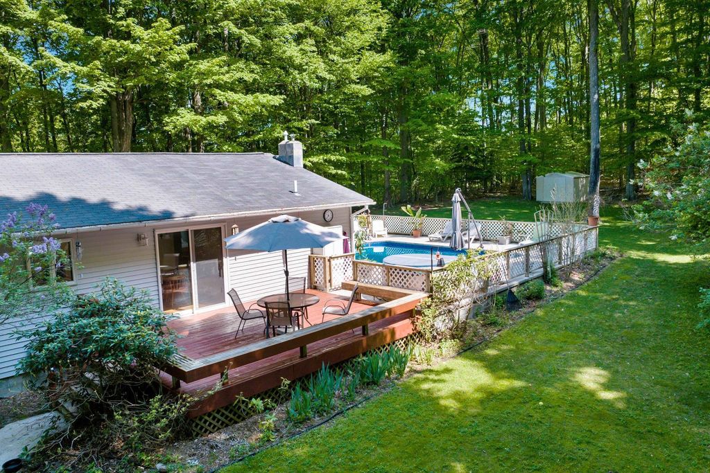 2057 Glory, Crystal Lake township