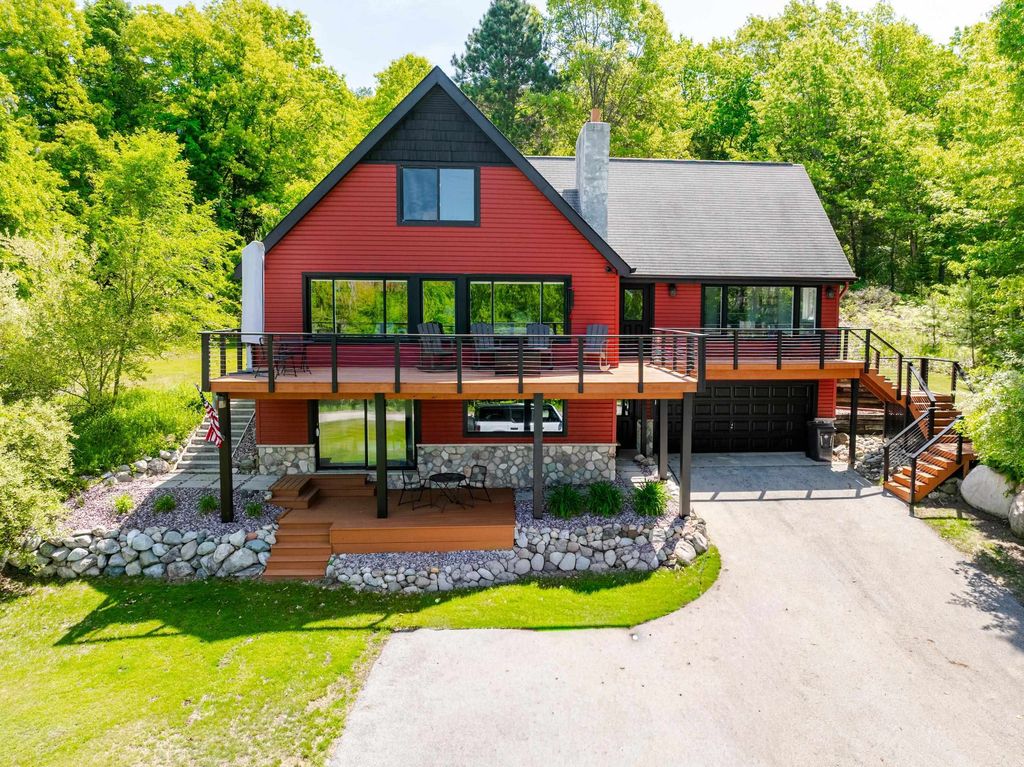 2104 Apple Hill, East Bay township