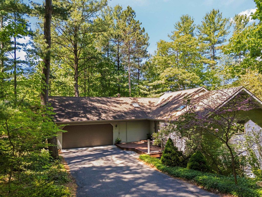 7211 Logan Ln, Peninsula township