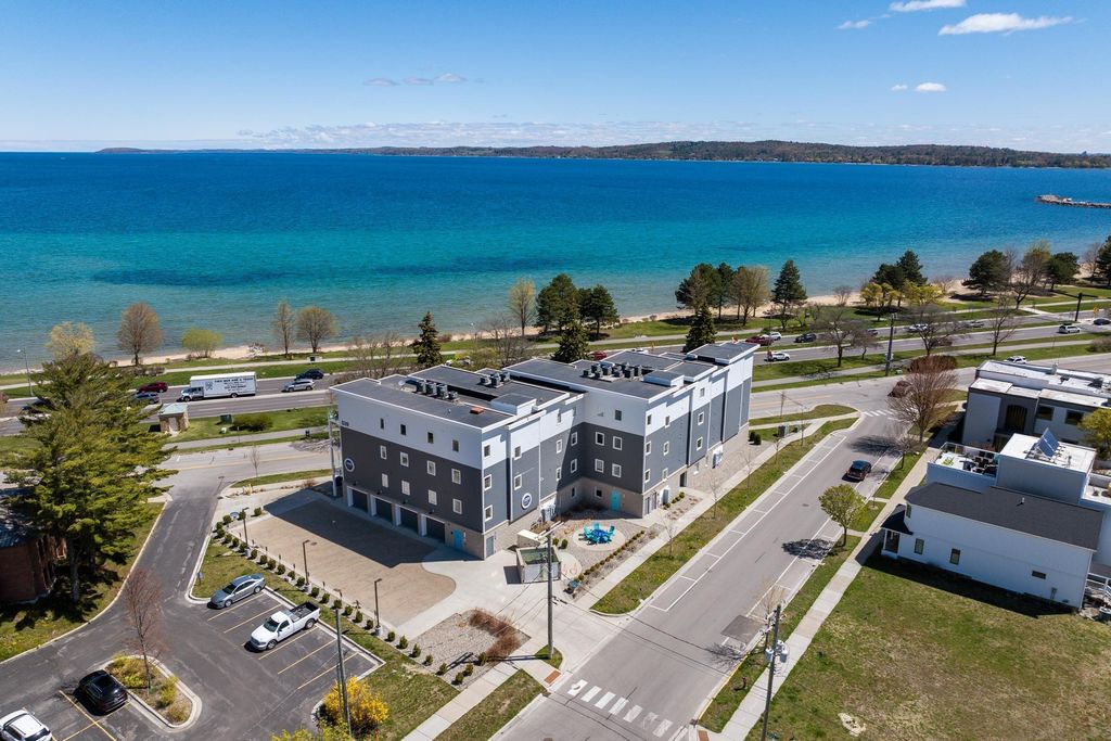 539 Bay, Traverse City city