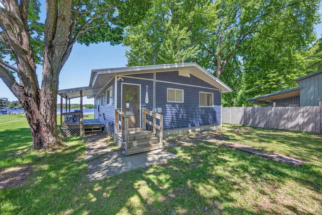 2864 Pleasant Lake Shore Dr, Selma township