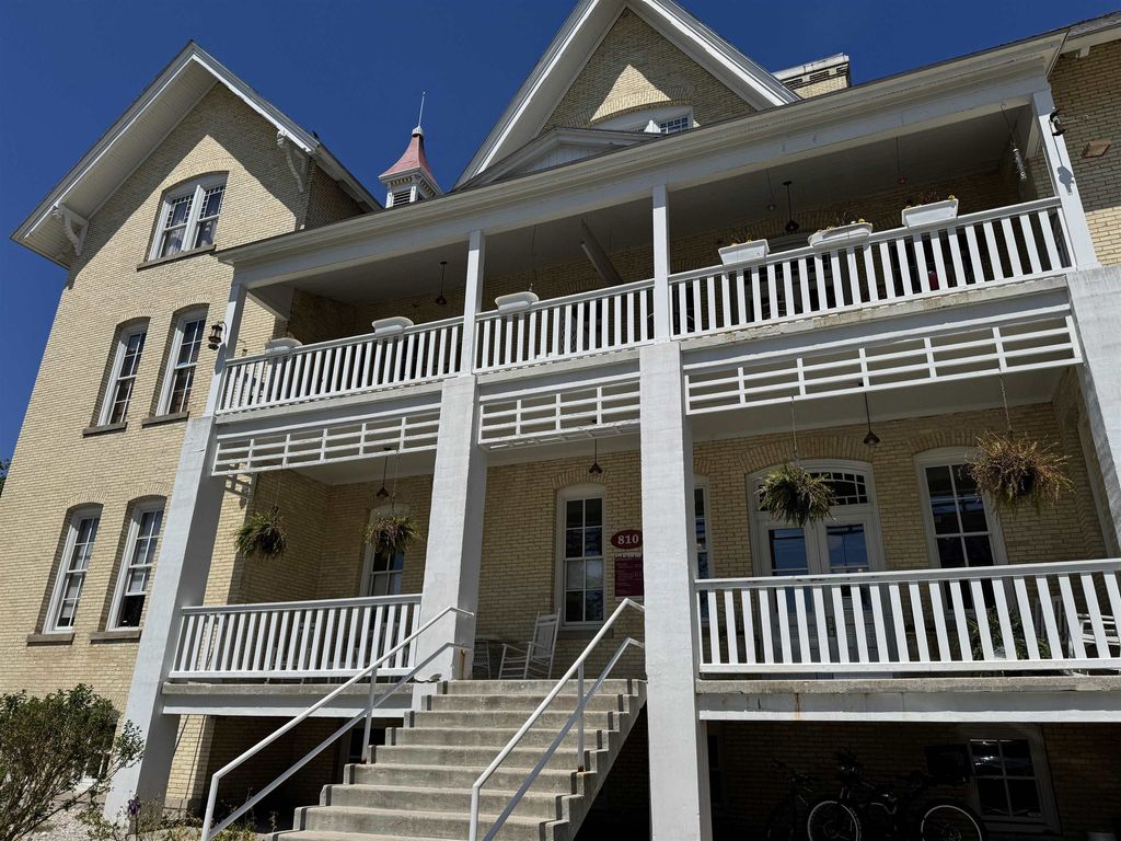 810-201 Cottageview, Traverse City