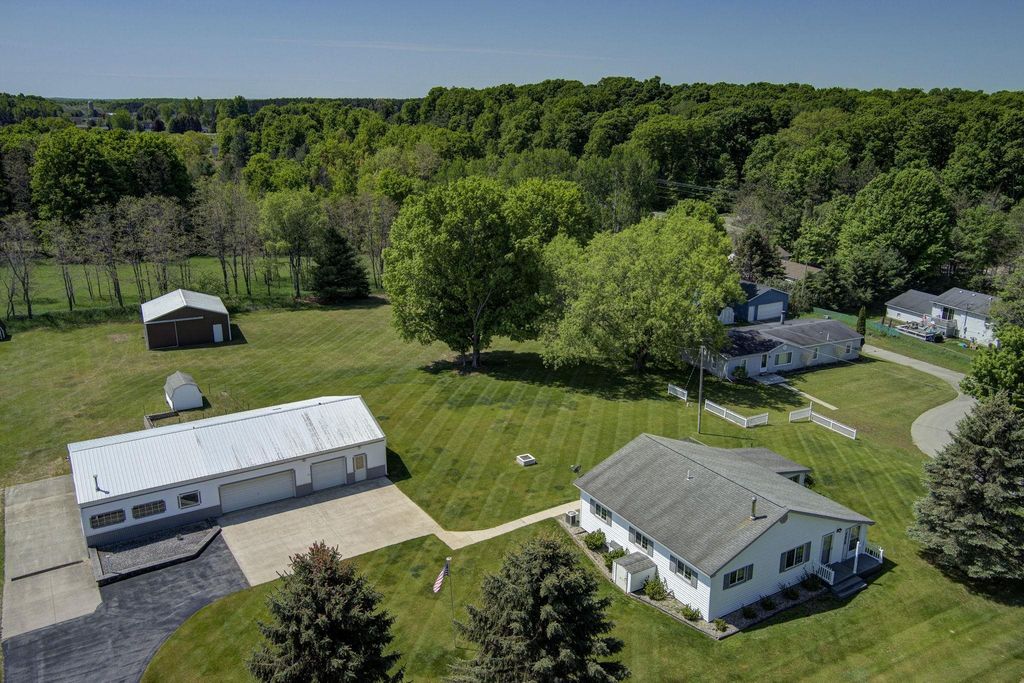 2072 E Potter, East Bay township