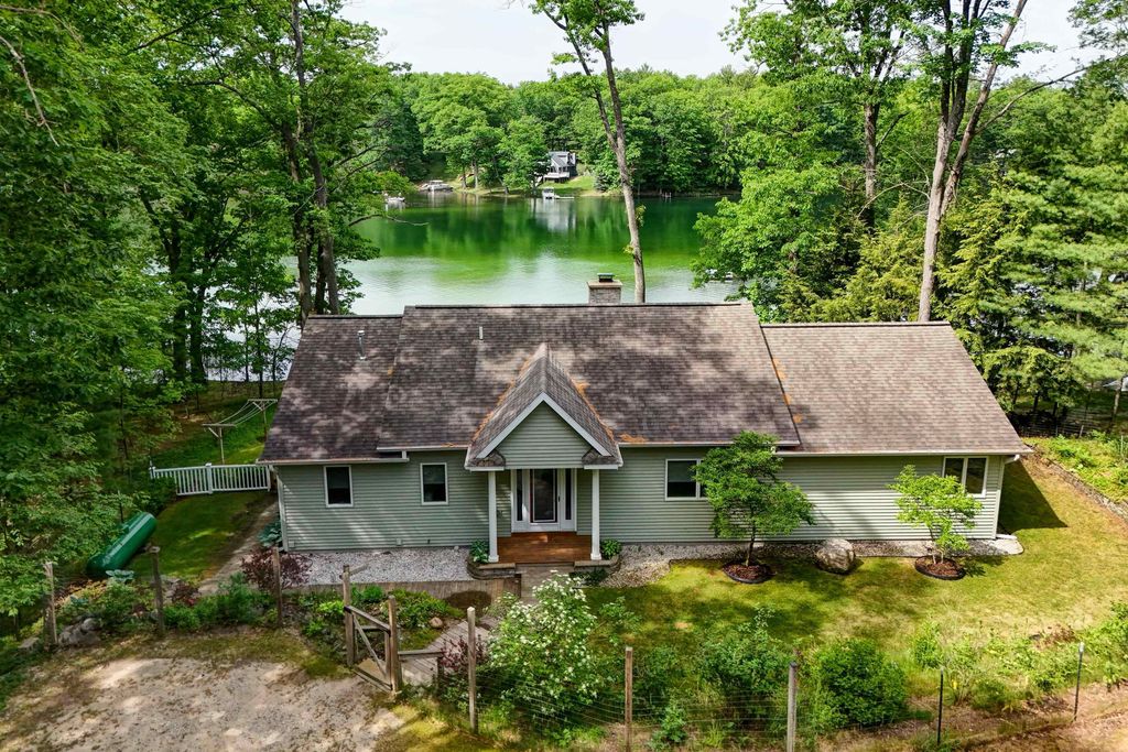 3870 Harolds Rd, East Bay township