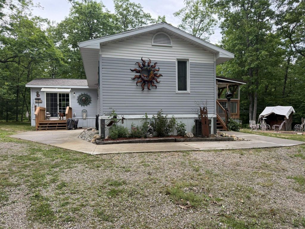 8696 E Hillview Trl, Pinora township