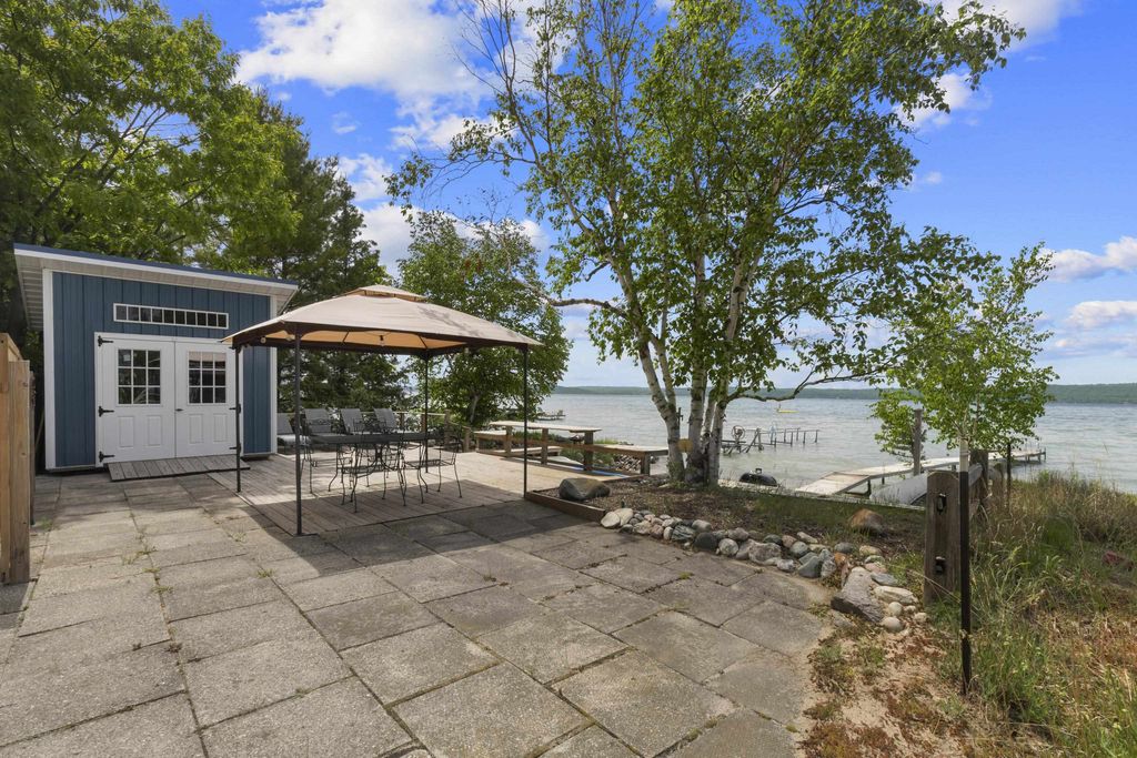 4354 Crystal, Lake township
