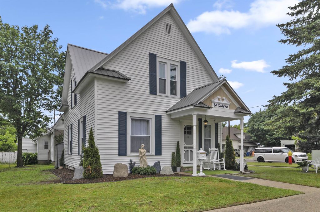 225 E River, Cadillac city