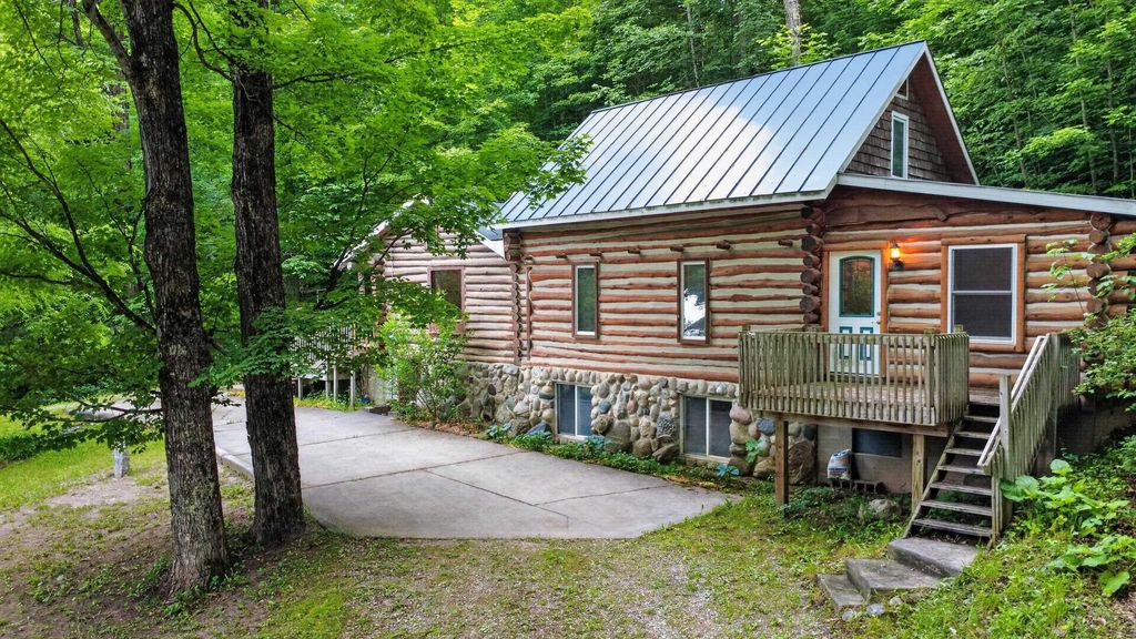 5885 Cedar Valley, Long Lake township