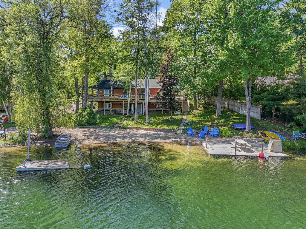 376 Highview, East Bay township