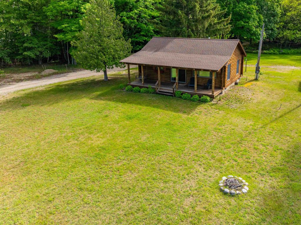 10844 Torchlight, Central Lake township
