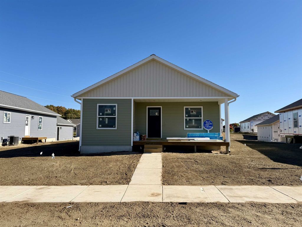 746 Ashland Dr, Traverse City