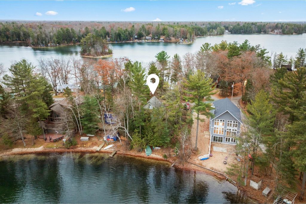 4411 Lakeview, East Bay township