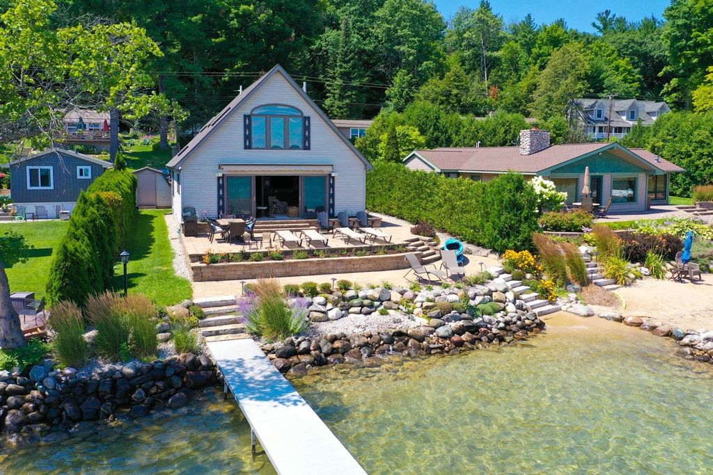 12511 Sw Torch Lake Dr, Milton township