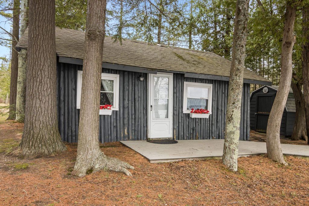 6386 Tricks Way, Elk Rapids township