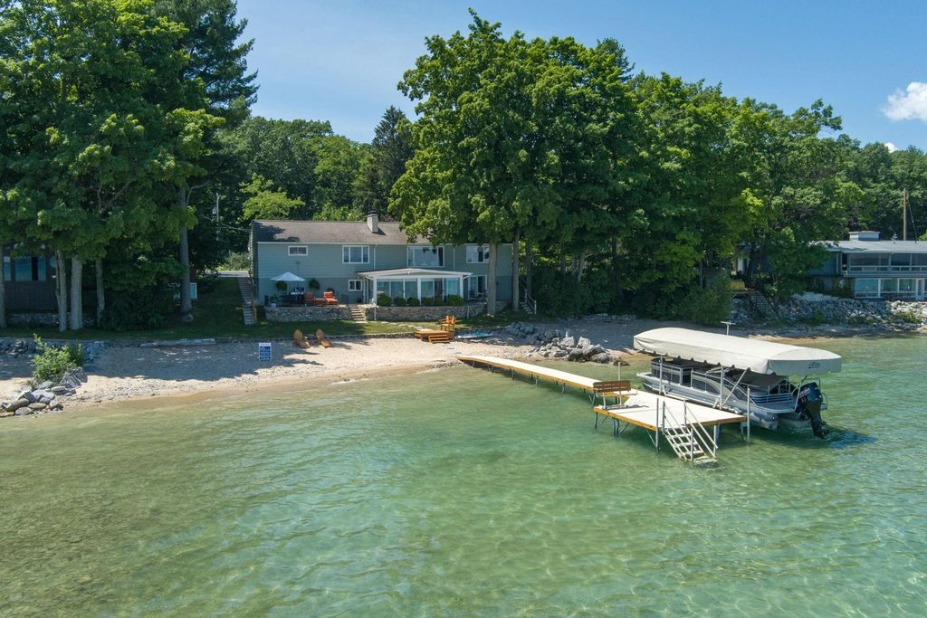 11711 S West Bay Shore, Elmwood charter township