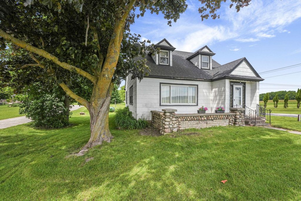 4988 County Road 633, Green Lake township