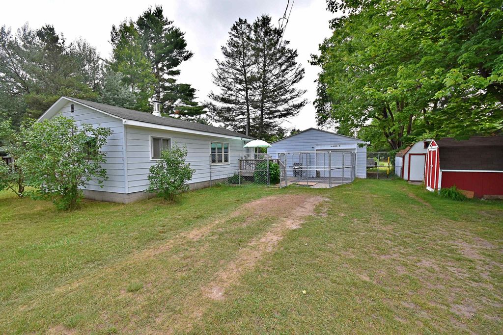 1061 N Anderson, Forest township