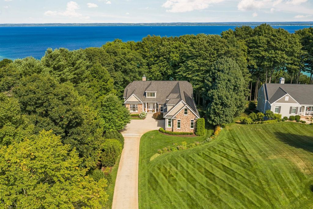 3981 Smokey Ridge, Peninsula township