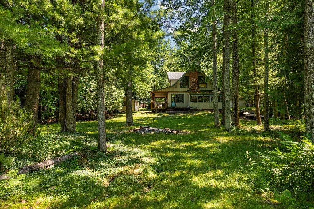 10000 Harmony, Green Lake township
