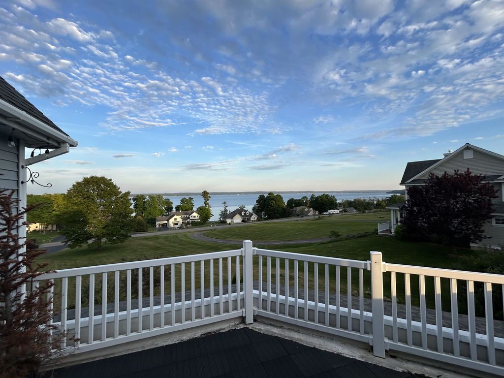 9423 Rolling Ridge Dr, Peninsula township