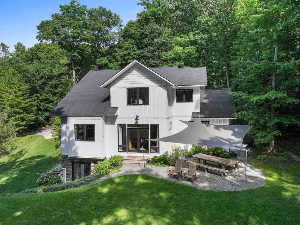 555 Graystone, Peninsula township