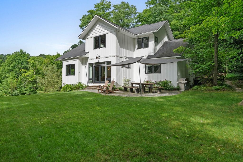 555 Graystone, Peninsula township