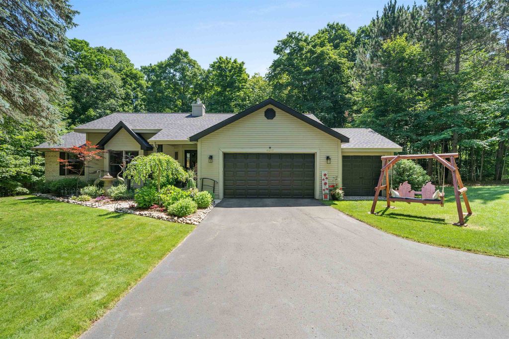 4490 Marykris, Long Lake township