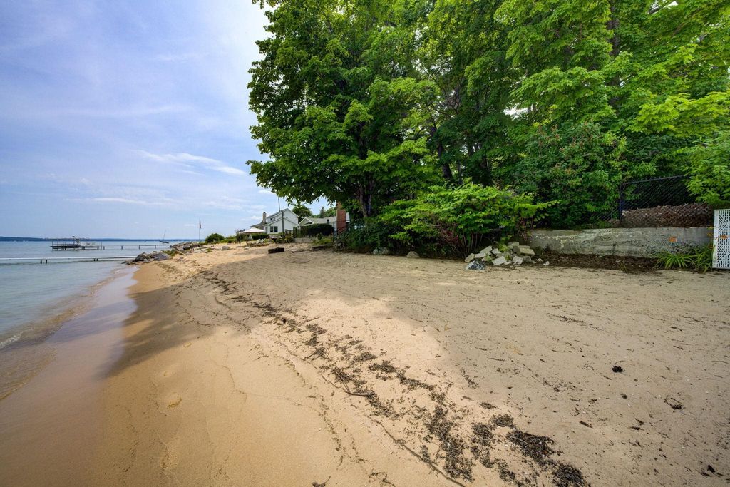 11111 S W Bayshore, Elmwood charter township