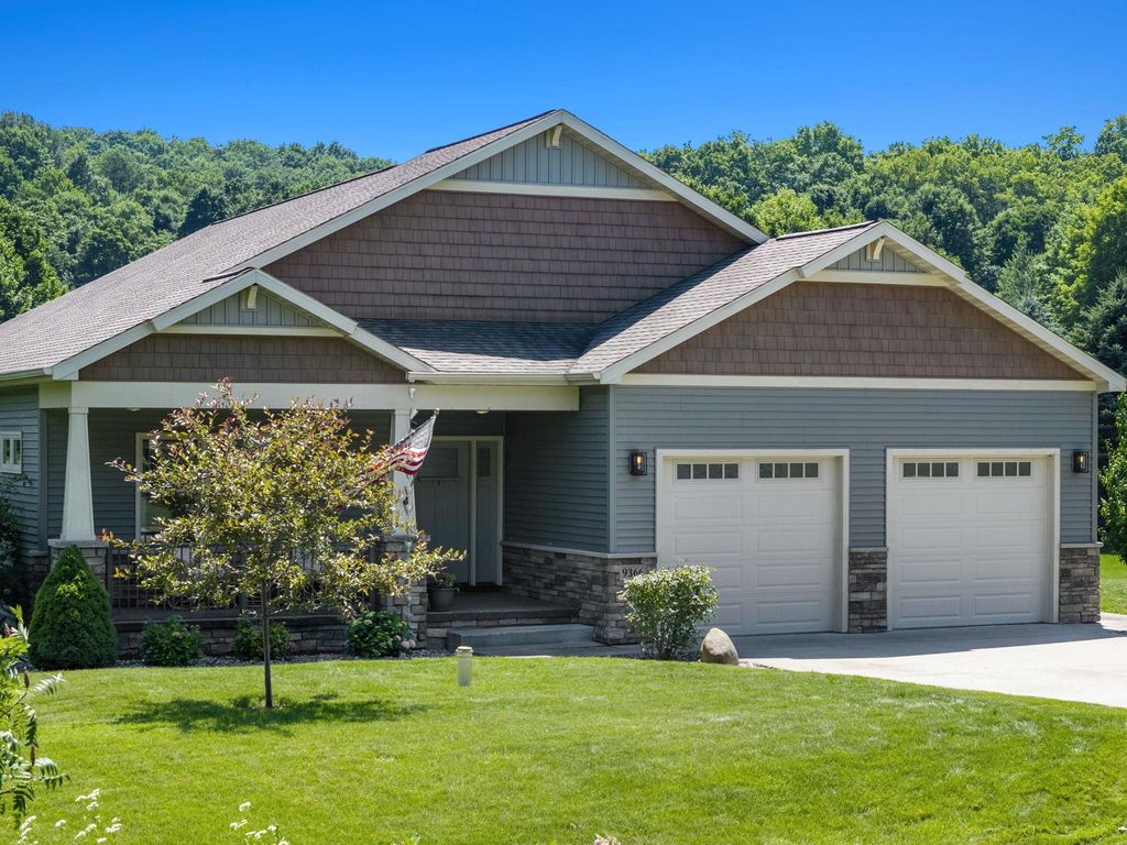 9366 E Summerfield Dr, Elmwood charter township