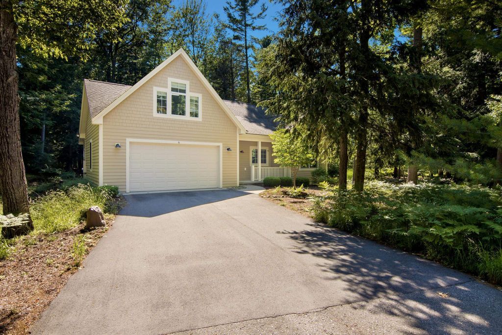 6 Twisted Oak, Glen Arbor township