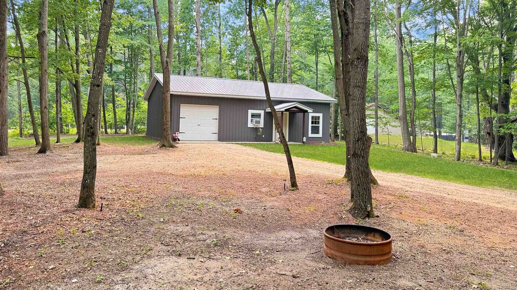 99 Middle Trl, Rose Lake township