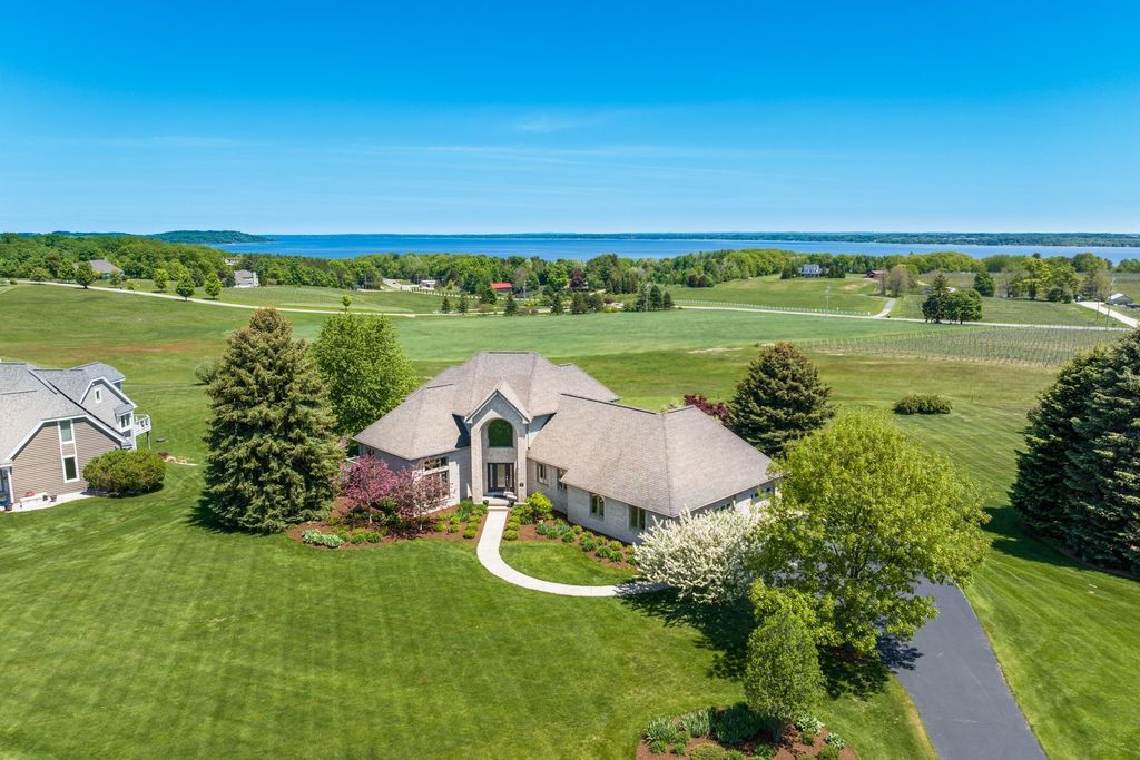 7852 Underwood, Peninsula township