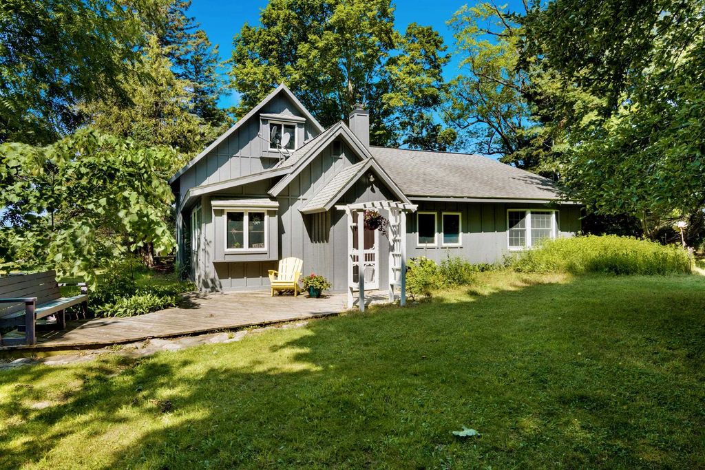11964 Maple Hill, Banks township