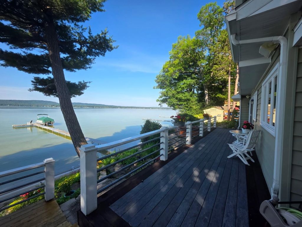 7243 Deadstream, Lake township