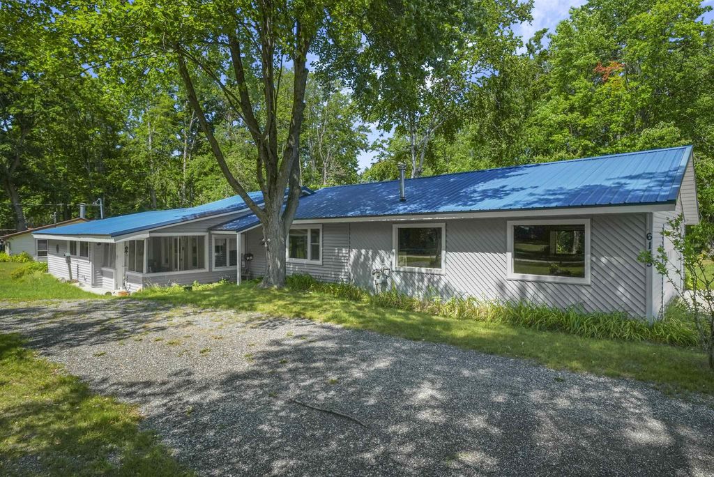 6145 Parker, Surrey township