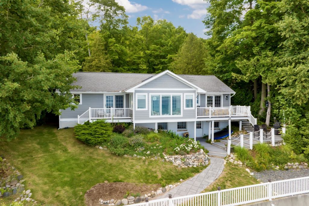 705 S Nanagosa, Suttons Bay township