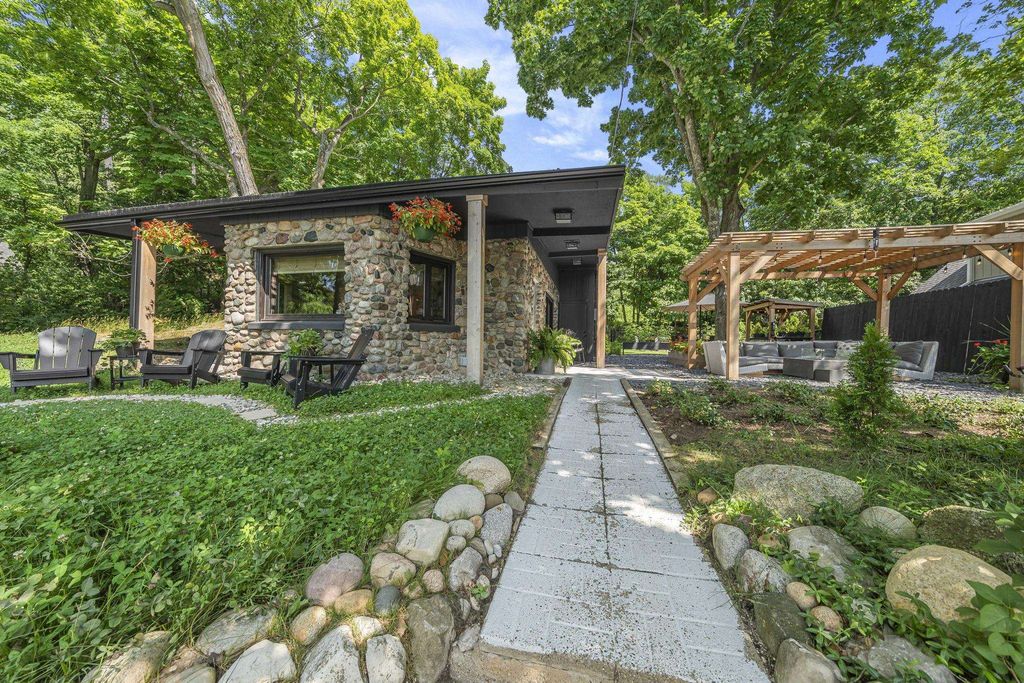 6988 Peninsula, Peninsula township