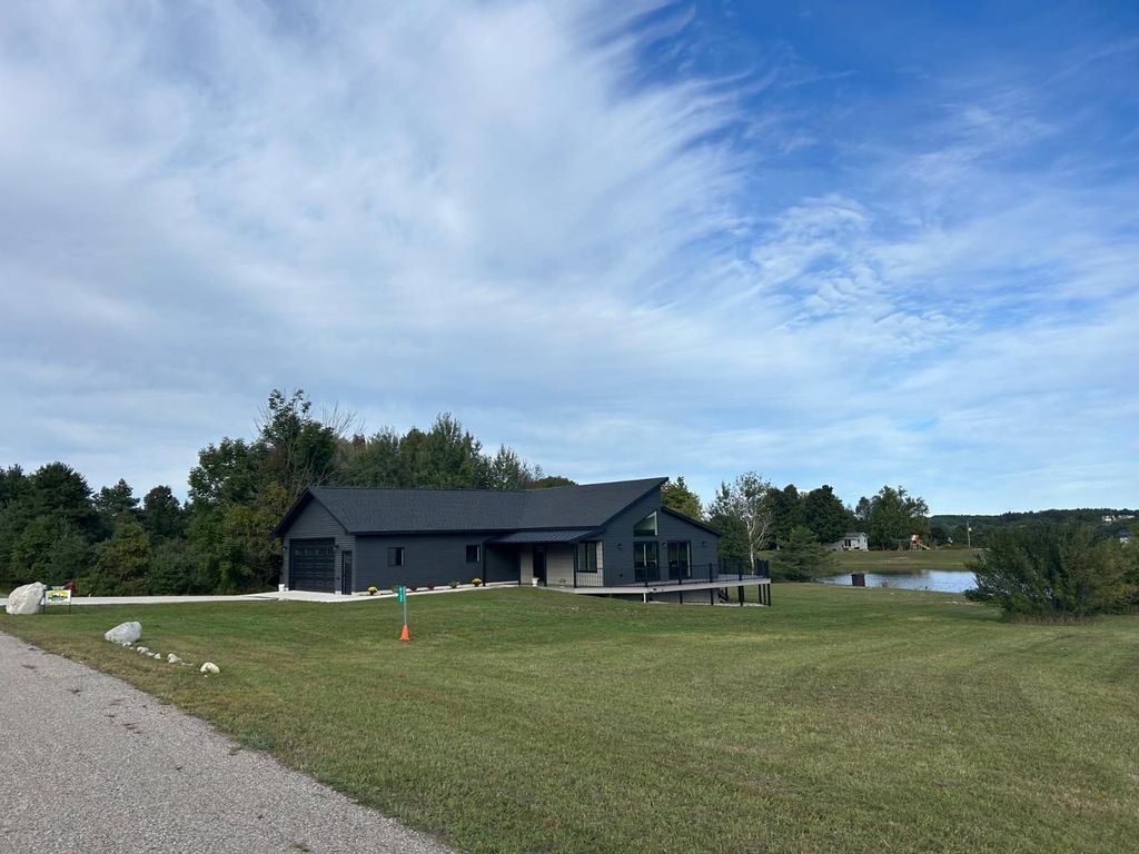 9132 Blue Gill, Banks township