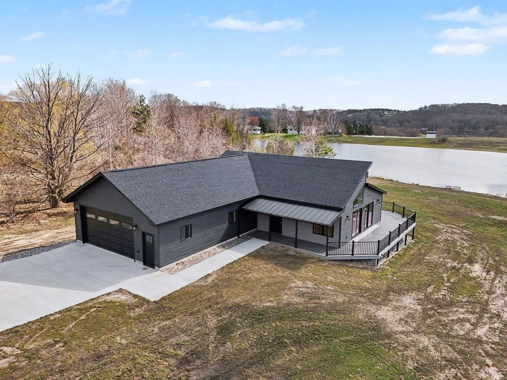 9132 Blue Gill, Banks township