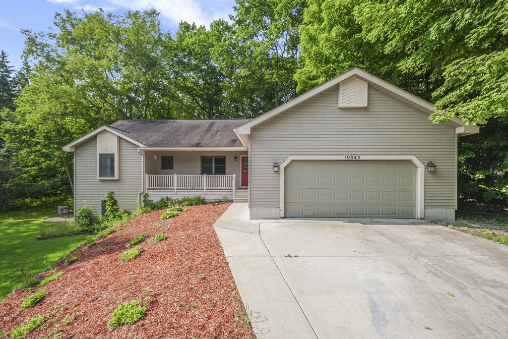 19843 Pine Woods, Lake Ann