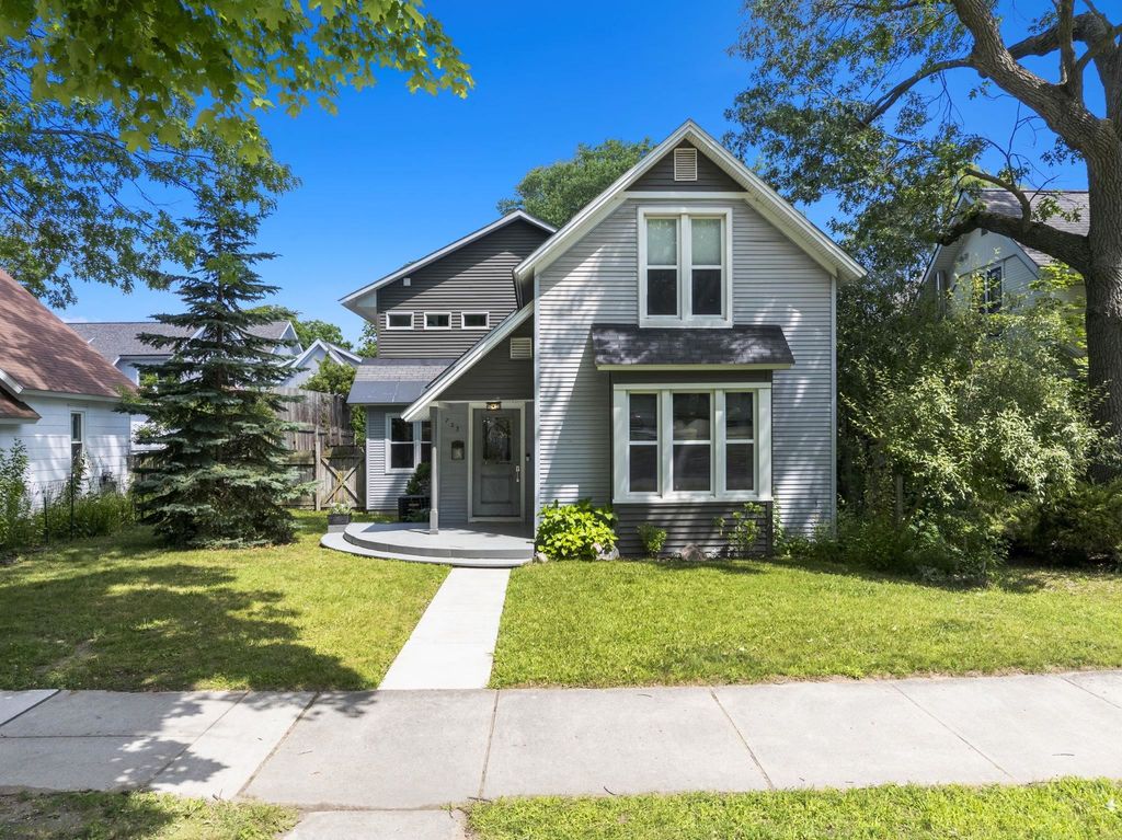 723 Washington, Traverse City city