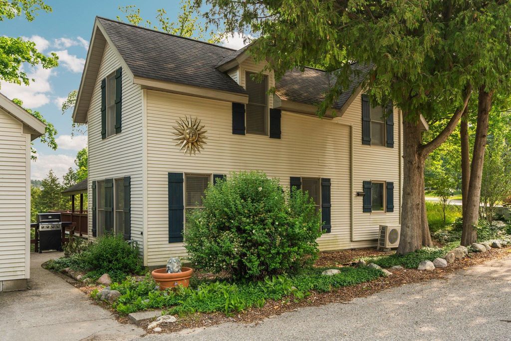 121 South, Forest Home township
