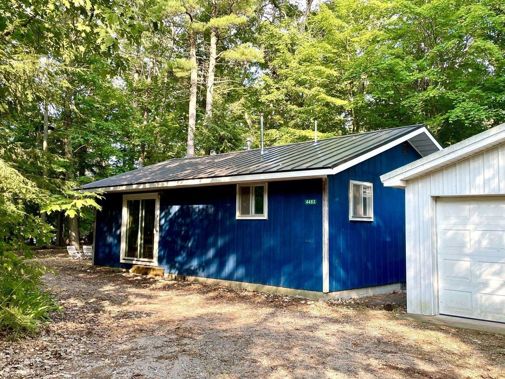4483 Hickory, Lake township