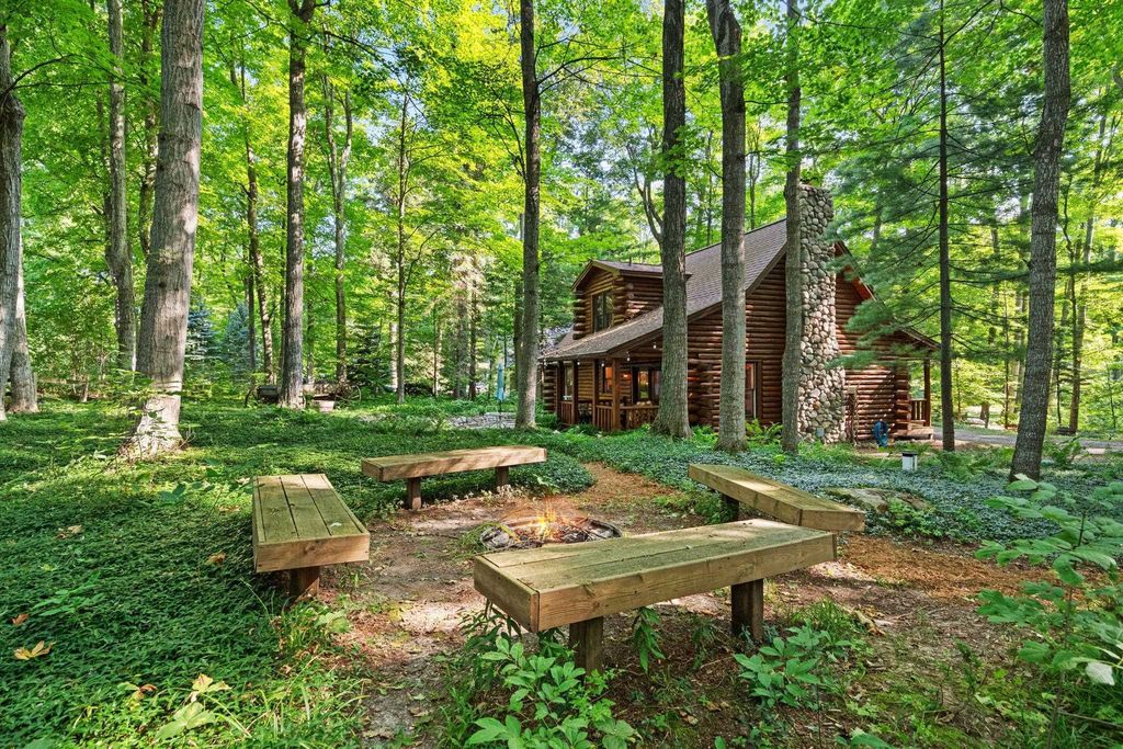 4864 S Manor, Centerville township
