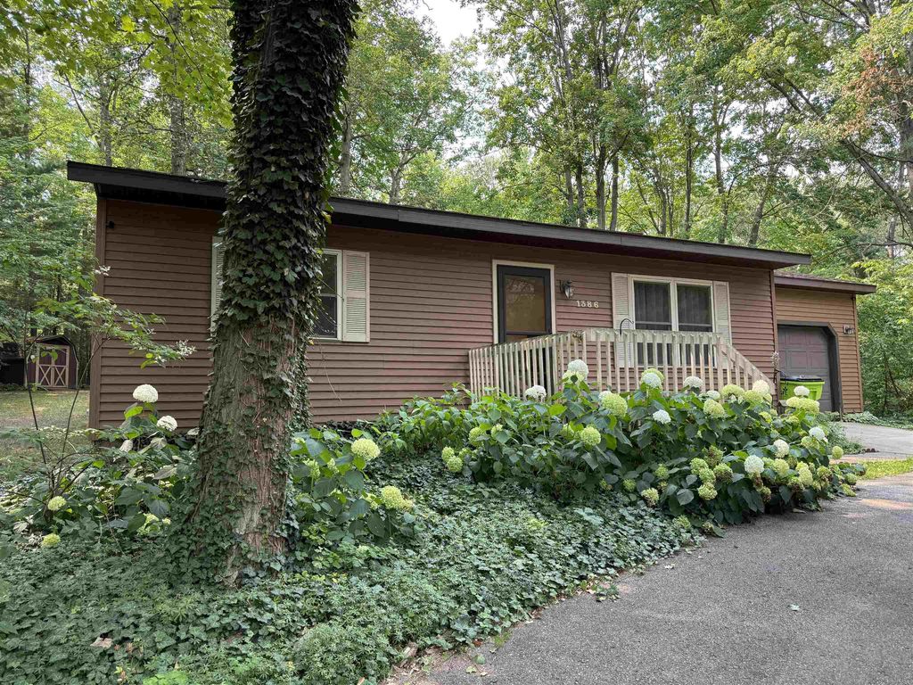 1386 S South Long Lake, Green Lake township