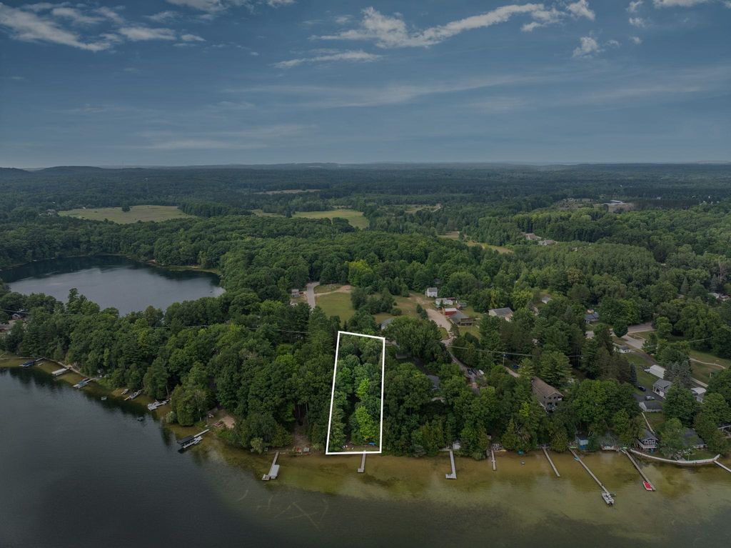 19399 Maple, Almira township