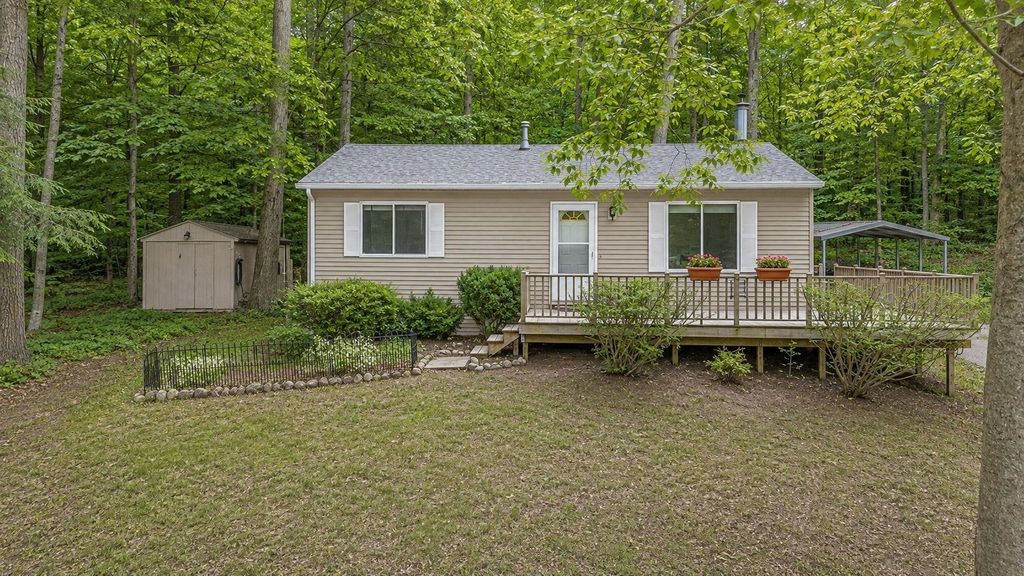 1392 Valley Dr, Garfield charter township