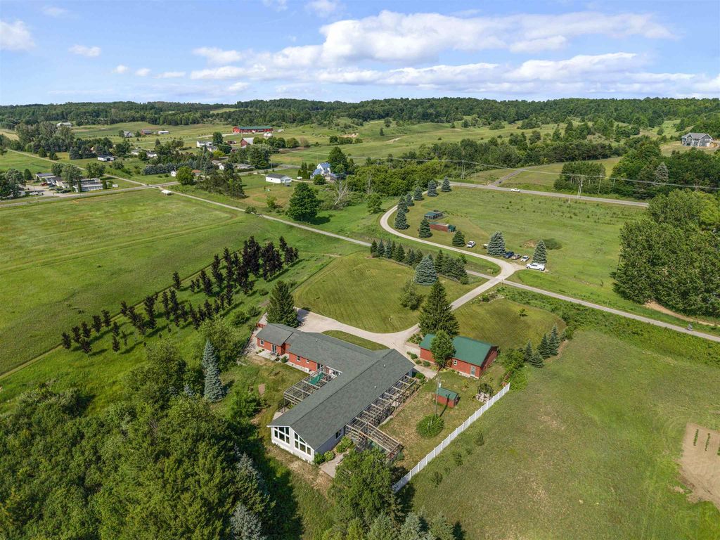 9390 S Lake Leelanau, Elmwood charter township